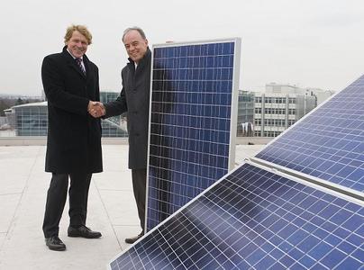 Dr. Harald Will von der strategischen Geschäftsentwicklung von Green City Energy und Peter Kössler, Werksleiter Audi AG, (Foto: Audi AG)