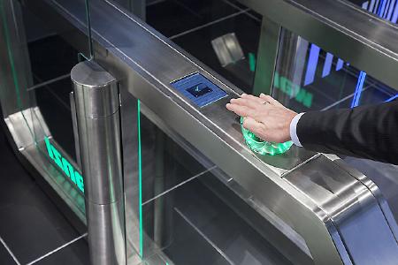 Personenvereinzelung ist mit dem Wanzl Galaxy Gate wird mit integrierter INTUS PS Handvenenerkennung schnell und effektiv
