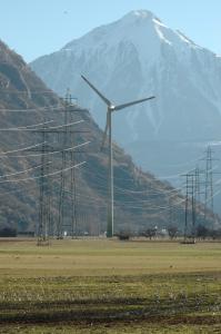 In Collonges im Wallis steht seit 2005 eine Windenergieanlage, die jährlich durchschnittlich 4.7 Mio. kWh Strom produziert, gemäss den Daten des Windatlas würde die Anlage jedoch nur 0.64 Mio. kWh, sprich 7-mal weniger produzieren