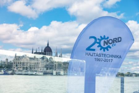 Anlässlich seines 20-jährigen Jubiläums lud NORD Ungarn Kunden und Partner zu einer Schiffstour auf der Donau ein. Im Hintergrund: Das Parlamentsgebäude in Budapest.
