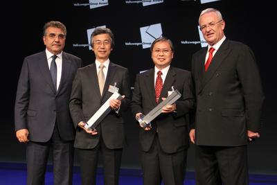 (vlnr): Dr. Francisco Javier Garcia Sanz, Mitglied des Vorstands der Volkswagen AG, Geschäftsbereich 'Beschaffung', Yoichi Yano, Executive Vice President & Member of the Board, Renesas Electronics Corporation, Mutsumi Kawamoto, President, AISIN AW Co., Ltd., Prof. Dr. Martin Winterkorn, Vorsitzender des Vorstands der Volkswagen AG