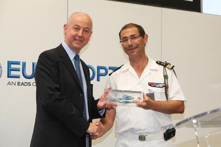 Left : Dominique Maudet (Directeur Exécutif France - Directeur Exécutif Commercial, des Services et du Développement International chez Eurocopter/Eurocopter Group’s Executive Officer for France & Vice President of Global Business and Services / Right : Pierre Canal, Capitaine de Vaisseau