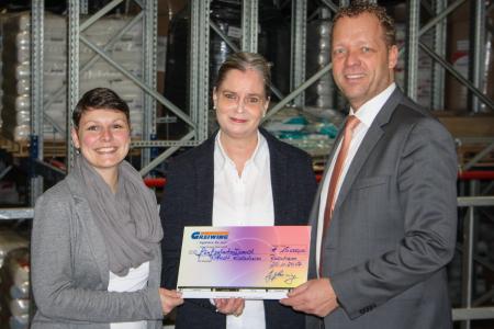 Kerstin Mohr, Leiterin des Fachbereichs für Soziales und Kultur (Mitte) freut sich über die größte Einzelspende, die die Stadt Raunheim bis jetzt erhalten hat. Übergeben wurde sie von Jürgen Greiwing, Geschäftsführender Gesellschafter der GREIWING logistics for you Gmbh (r.), und Stephanie Künzel, Leiterin des Raunheimer GREIWING-Standorts (l.) / (Foto: Greiwing logistics for you GmbH)