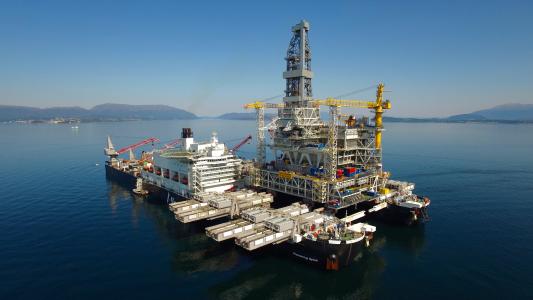 Pioneering Spirit mit Bohrplattform. Mit freundlicher Genehmigung der Allseas Group A.S.