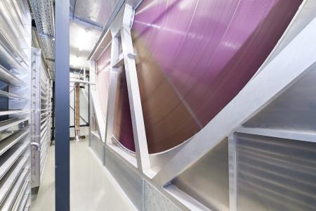Das patentierte, modulare Versorgungskonzept mit CECC (Combined Energy and Cooling Cells) spart bis zu 70 % Energie und bietet dank indirekt freier Kühlung maximale Flexibilität in Belegung und Auslastung. Kunden können dadurch zum Beispiel Flächen für spätere Erweiterungen reservieren / Bildquelle: noris network