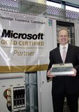 Bernd Hanstein, Hauptabteilungsleiter Produktmanagement System Solutions bei Rittal, freut sich über die Auszeichnung von Microsoft