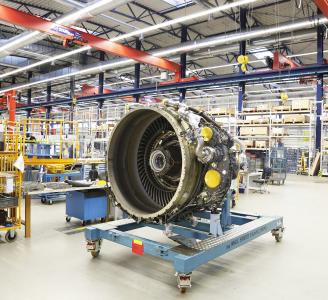 Ein CF34-10-Triebwerk im Shop der MTU Maintenance Hannover