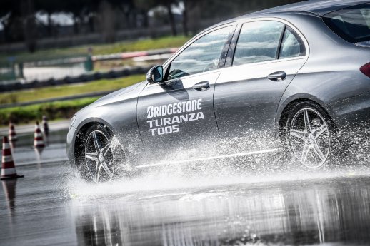 Bridgestone Turanza T005 fährt zum Testsieg im großen Sommerreifentest 2022 der renommierten Aut.jpg