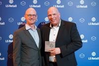 Verleihung LS Retail Platin-Partner-Award 2016 an KUMAVISION. Von links: Magnus Norddahl (CEO LS Retail ehf.) und Markus Brunner (Retail-Consultant KUMAVISION)