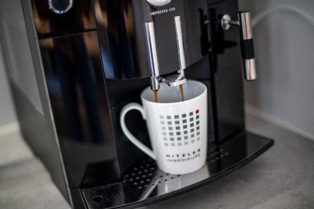 Hitzler Ingenieure erhält erneute Auszeichnung von Focus Business und Kununu als Deutschlands Top-Arbeitgeber des Mittelstands. Ein Grund: das familiäre Arbeitsklima, wo ein Kaffee-Plausch unter den Mitarbeitern nicht fehlen darf.
Bild: Hitzler Ingenieure