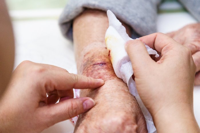 artimelt_medical_lowtrauma_shutterstock_1293833206 (1).jpg