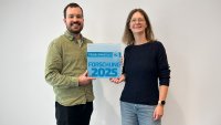 Tobias Kreklow, Co-Founder & CEO bei der HAIP Solutions GmbH, und Dr. Linda Mittelberg, Bereichsleiterin Qualität und Lebenszyklus am SKZ, bei der Übergabe der Premiumpartner-Auszeichnung. (Foto: SKZ)