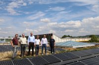 Am 4. Juli wurde die PV-Anlage des Schulzentrums Ost von den Projektverantwortlichen eingeweiht.
V.l.n.r.: Heiner Schwarz-Leuser (Energiebeauftrager Stadt Schwäbisch Hall), Friedrich Ortius (Rektor Gemeinschaftschule Schenkensee), Daniel Bullinger (Oberbürgermeister Schwäbisch Halls), Matthias Barie (Stadtwerke Schwäbisch Hall), Martin Menschl (Stadtwerke Schwäbisch Hall), Urban Brändle (Rektor Realschule Schenkensee)