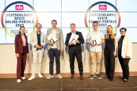 Geschäftsführer der GPSoverIP André Jurleit nimmt den Award für clickApoint entgegen.