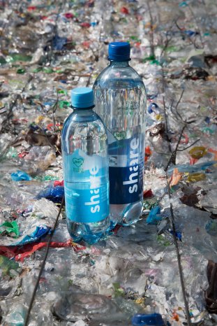 share water bottle © Victor Strasse - Kopie.jpg