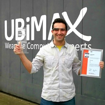 Ubimax Head of Marketing Leonid Poliakov hält stolz den Innovationspreis-IT 2016 in den Hän.jpg