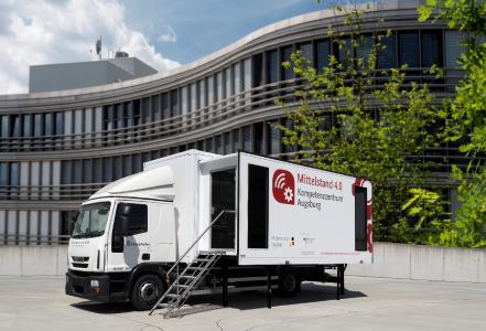 Im Mittelstand 4.0-Mobil erleben Besuchende Technologien für den Mittelstand live / © Fraunhofer IIS/Paul Pulkert