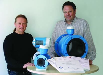 Eine saubere Sache: Thomas Sulzer (links) und Johannes Ruchel haben eine Polyurethan-Auskleidung mit Trinkwasserzulassung entwickelt