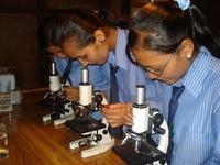 Handling a microscope is also part of medical training at the "Bhaktapur Homeopathic Clinic and Medical College". Image: Bhaktapur Homeopathic Clinic and Medical College