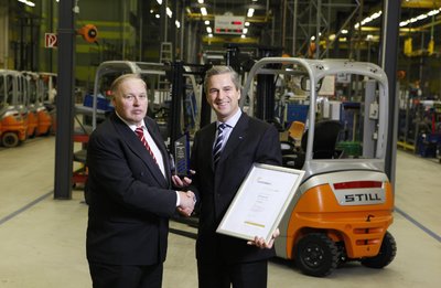 Der LOGISTIKWELT Chefredakteur Walter Dorsch überreicht den Pokal an Bert-Jan Knoef, STILL-Geschäftsführer Vertrieb und Marketing, Foto: STILL GmbH