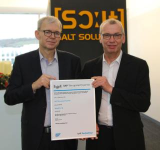Dr. Hans Christoph Dönges (links), Vorstand, und Hans-Peter Nagel, Geschäftsbereichsleiter Produktion, freuen sich über das Zertifikat SAP Recognized Expertise Manufacturing.
