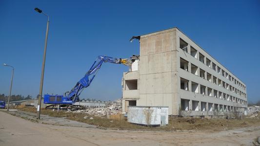 Die Abrissarbeiten auf dem ehemaligen Kasernengelände in Tautenhain haben begonnen