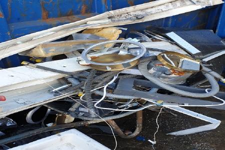 Schrotthändler Mönchengladbach kaufen Altmetall an Mit Altmetall lässt sich Geld verdienen. Denn Metall aus Dingen, die entsorgt werden sollen, kann als Rohstoff wieder verwendet werden. Während man im Allgemeinen mit Schrott etwas Wertloses oder Kaputtes gleichsetzt, ist Schrott im eigentlichen Sinne wertvoll.