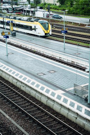 Bahnhof-Rastatt-Bahnsteig-Zug.jpg