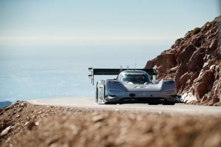Mit Elektromotoren über die Rennstrecke am Pikes Peak – darüber spricht Willy Rampf am 27. Mai an der Hochschule Aalen / © Volkswagen Motorsport GmbH/Manuela Richardson