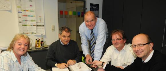 Im Gespräch (von links): Brigitte Schilling (DAW), Auditor Hans-Günter Keller von der Schweizerischen Vereinigung für Qualitäts- und Managementsysteme (SQS), Rainer Reucker (DAW), SQS-Auditor Stefan Drzisga und Dr. Guido Schermann (DAW) während des Audits im Werk in Ober-Ramstadt