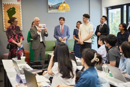 Die Delegation besichtigte die Lehrräume und traf Studierende.jpg