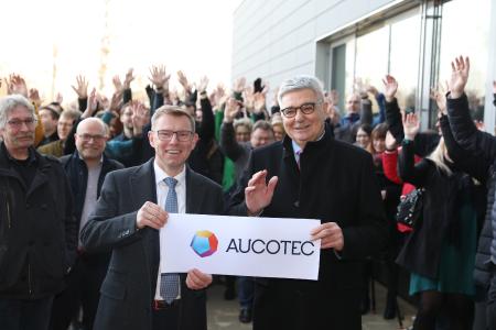 Die Vorstände Horst Beran und Uwe Vogt nach dem Durchschneiden des Eröffnungsbandes. (© AUCOTEC AG)