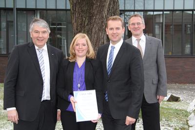 Foto der Preisverleihung, von links: Herr Dr. Gerald Kirchner, Leiter Innovationsmanagement, BYK-Chemie GmbH, Wesel (Betreuer von Frau Kraft im Unternehmen während der Anfertigung der Diplomarbeit), Frau Carina Kraft, Preisträgerin, Herr Dr. Matthias Hornke, Grosse-Hornke Private Consult (als Vertreter des Stifters des Studienpreises), Herr Prof.