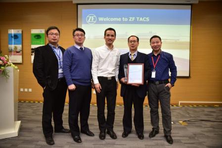 Xiao Hong, Plant Manager of ZF TACS (3rd from right) hands over the Excellent Supplier Quality Award 2018 to ARNOLD FASTENERS SHENYANG's Marketing Manager William Zhang (2nd from right) on the occasion of the Supplier Conference in Shanghai. Image: ZF TRW