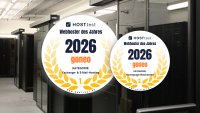 Blick in einen modernen Serverraum mit Server-Racks, davor zwei Auszeichnungs-Siegel von HOSTtest zur Wahl „Webhoster des Jahres 2026“ für den Anbieter goneo: links ein großes Siegel für den 1. Platz in der Kategorie „Exchange- & E-Mail-Hosting“, rechts ein Siegel für den 2. Platz in der Kategorie „Homepage-Baukasten“.