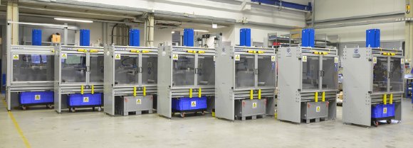 Blick in unsere Produktionshalle: 7 Prüfmaschinen für die Glasbiegeprüfung