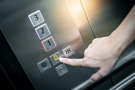 Zweiwege-Kommunikationssystem Aufzug (Foto: Zephyr_p/Shutterstock)