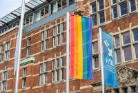 Die Diversity-Flagge vor dem M-Gebäude der Hochschule Bremen am Campus Neustadtswall