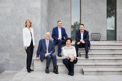 Die Leitung von Busch Vacuum Solutions liegt bis heute vollständig in den Händen der Familie Busch. Von links: Ayla, Dr.-Ing. Karl, Sami, Ayhan und Kaya Busch