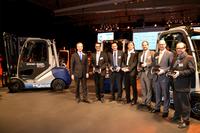 Bert-Jan Knoef, Vorsitzender der Geschäftsführung von STILL, übergibt Hybridflotte an die Standortverantwortlichen von KN Expo Service / Personen von links nach rechts: Bert-Jan Knoef (STILL), Sven Martin (KN Expo Service Nürnberg), Denis Gerlach (KN Expo Service Düsseldorf), Dirk Urra (KN Expo Service Köln), Jörn Schneemann (KN Expo Service), Markus Willautzkat (KN Expo Service München), Andreas Kerkmann (KN Expo Service Hannover) (Foto: STILL GmbH) Bert-Jan Knoef, Vorsitzender der Geschäftsführung von STILL, übergibt Hybridflotte an die Standortverantwortlichen von KN Expo Service / Personen von links nach rechts: Bert-Jan Knoef (STILL), Sven Martin (KN Expo Service Nürnberg), Denis Gerlach (KN Expo Service Düsseldorf), Dirk Urra (KN Expo Service Köln), Jörn Schneemann (KN Expo Service), Markus Willautzkat (KN Expo Service München), Andreas Kerkmann (KN Expo Service Hannover) (Foto: STILL GmbH)