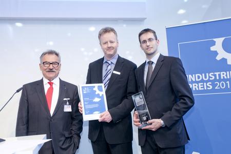 VDI-Präsident Prof. Dr.-Ing. habil. Bruno O. Braun und Gesamtsieger und Sieger Zulieferer INDUSTRIEPREIS 2012, IPmotion GmbH: Florian Kempff, Felix Kopf (v.l.n.r.)