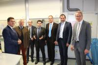 Bild von links: Staatssekretär Franz Josef Pschierer, MdL Frh. Ludwig von Lerchenfeld, Thomas Engel, Regierungsvizepräsident von Oberfranken, Dr.-Ing. Felipe Wolff-Fabris, Leiter EZD Selb, Prof. Dr. Martin Bastian, Leiter Kunststoffzentrum SKZ, MdL Martin Schöffel, Ulrich Pötzsch, Oberbürgermeister Stadt Selb / Nicht im Bild: Landrat Dr. Karl Döhler, Stadtrat Carsten Hentschel