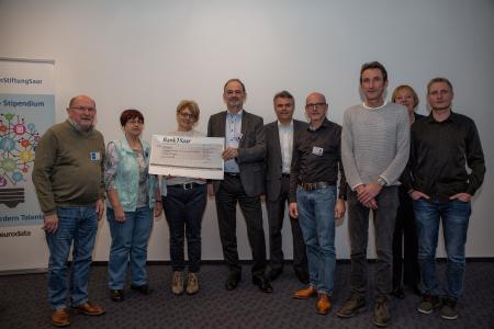 Auf dem Foto überreicht Dieter Leinen Vorstand eurodata AG (4.v. links) den Scheck an Gabriele Strobel (3. V. links) vom Orga-Team des Solilaufs St. Ingbert