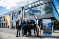 Im Rehnaer Palmberg-Werk kamen Vertreter aus Politik, Verwaltung und Wirtschaft zusammen (v.l.n.r.): Torsten Speth (Geschäftsführer WEMACOM), Uwe Blaumann (Geschäftsführer Palmberg), Nicole Eggert (Geschäftsführerin Palmberg), Christian Pegel (Minister für Inneres, Bau und Digitalisierung MV), Tino Schomann (Landrat Nordwestmecklenburg), Volker Buck (Geschäftsführer WEMACOM)