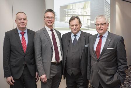 Die Stiebel-Eltron-Geschäftsführer Dr. Nicholas Matten und Dr. Kai Schiefelbein (von links) sowie der Vorsitzende der Geschäftsführung, Rudolf Sonnemann (rechts) und Prof. Dr. Klaus Faulstich CUTEC