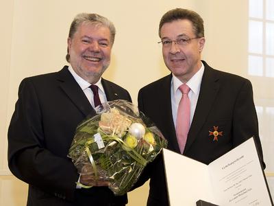 Ministerpräsident Kurt Beck und Professor Dietmar Eifler bei der Urkundenübergabe. Foto: Peter Pulkowski