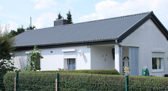 Ansehnliche Metalldachpfannen vom Typ LM D-TILE ersetzen Faserzementplatten.jpg