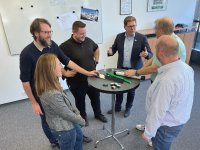 Auf der Zielgeraden zur R+T: Das SELVE-Projektteam rund um Geschäftsführer Andreas Böck (3. v.r.) kümmert sich um die komplette Organisation des Messeauftritts. Marketing und Produktmanagement sind seit Monaten im Einsatz, um etliche Neuentwicklungen – darunter auch diese ersten Highlights (sh. Stehtisch) – adäquat ins Rampenlicht zu rücken.