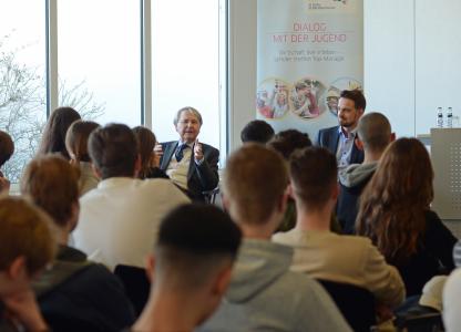 Dialog auf Augenhöhe: Dr.-Ing. Claus-M. Müller und Nicolaus Müller, beide Geschäftsführende Gesellschafter der MC-Bauchemie, im lebhaften generationenübergreifenden Dialog mit Schülern des Heinrich-Heine-Gymnasiums aus Bottrop, des Don-Bosco-Gymnasiums aus Essen und des Berufskollegs aus Dinslaken.