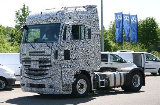 2011_07_06_Rhenus_Trucking_Test_neuer_Actros.JPG
